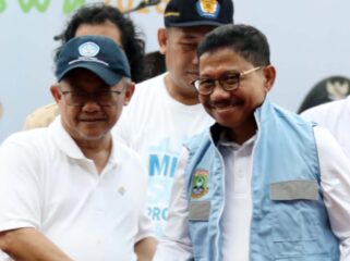 Menteri Pendidikan Dasar dan Menengah (Mendikdasmen) RI Prof. Dr. Abdul Mu’ti saat Kenakan Rompi Pokja BSAN Kepada Wali Kota Tangerang Sachrudin. Foto: ist