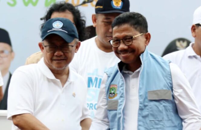 
 Menteri Pendidikan Dasar dan Menengah (Mendikdasmen) RI Prof. Dr. Abdul Mu’ti saat Kenakan Rompi Pokja BSAN Kepada Wali Kota Tangerang Sachrudin. Foto: ist