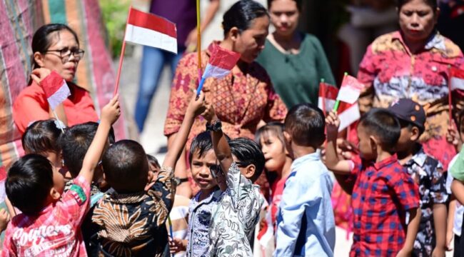 Masyarakat Miangas, Kabupaten Kepulauan Talaud, Provinsi Sulawesi Utara, menyambut kedatangan Presiden Prabowo Subianto pada Sabtu, 9 Mei 2026. Foto: BPMI Setpres