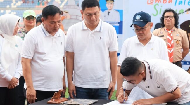 Disaksikan Menteri Pendidikan Dasar dan Menengah (Mendikdasmen) Abdul Mu'ti, Gubernur Banten Andra Soni tandatangani pembentukan Pokja Budaya Sekolah Aman dan Nyaman (BSAN) di Provinsi Banten. Foto: ist