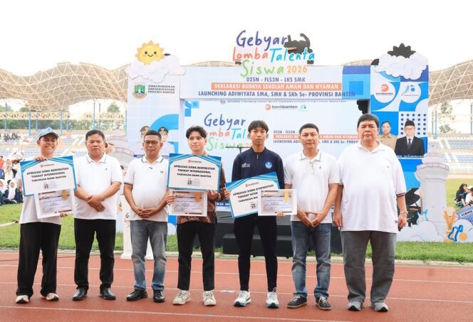 
 Direktur Utama PT Bank Pembangunan Daerah Banten (Perseroda) Tbk atau Bank Banten, Muhammad Busthami, bersama Gubernur Banten Andra Soni dan Sekretaris Daerah Provinsi Banten Deden Apriandi menyerahkan apresiasi kepada pelajar asal Banten yang telah menorehkan prestasi gemilang di tingkat dunia. Foto: ist