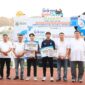 Direktur Utama PT Bank Pembangunan Daerah Banten (Perseroda) Tbk atau Bank Banten, Muhammad Busthami, bersama Gubernur Banten Andra Soni dan Sekretaris Daerah Provinsi Banten Deden Apriandi menyerahkan apresiasi kepada pelajar asal Banten yang telah menorehkan prestasi gemilang di tingkat dunia. Foto: ist