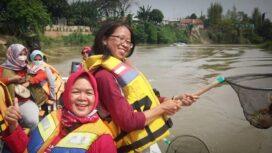 Para Ibu Rumah Tangga menikmati Wisata Susur sungai sambil 'Serok Sampah Cisadane' yang rutin digelar Banksasuci Foundation. Foto: ist