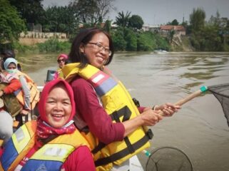 Para Ibu Rumah Tangga menikmati Wisata Susur sungai sambil 'Serok Sampah Cisadane' yang rutin digelar Banksasuci Foundation. Foto: ist