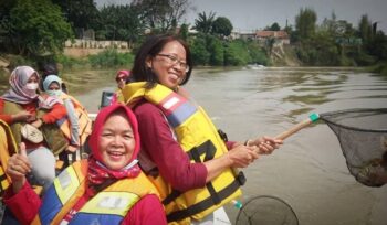 Para Ibu Rumah Tangga menikmati Wisata Susur sungai sambil 'Serok Sampah Cisadane' yang rutin digelar Banksasuci Foundation. Foto: ist