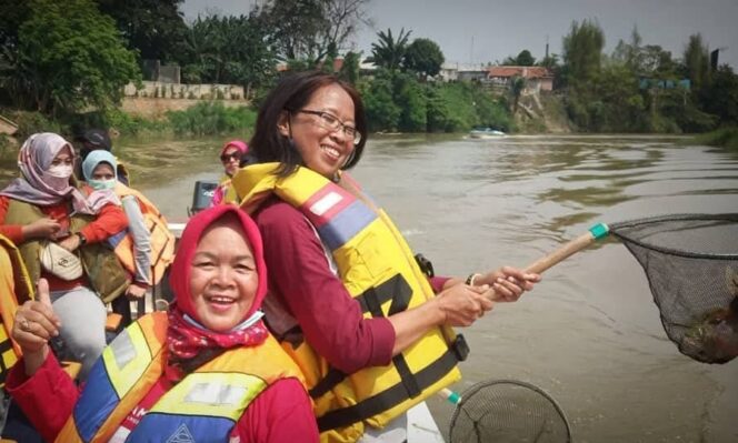 
 Para Ibu Rumah Tangga menikmati Wisata Susur sungai sambil 'Serok Sampah Cisadane' yang rutin digelar Banksasuci Foundation. Foto: ist