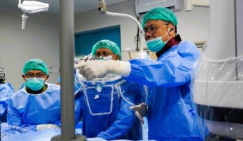 Prof. Dr. dr. Yoga Yuniadi, Sp.JP(K), FIHA, Prof. Yenn-Jiang Lin, MD, PhD, dan dr. Agung Fabian Chandranegara, Sp.JP(K), FIHA saat live case tindakan pertama. Foto: ist