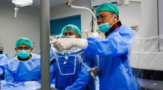 Prof. Dr. dr. Yoga Yuniadi, Sp.JP(K), FIHA, Prof. Yenn-Jiang Lin, MD, PhD, dan dr. Agung Fabian Chandranegara, Sp.JP(K), FIHA saat live case tindakan pertama. Foto: ist