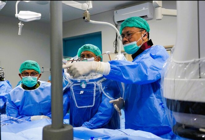 
 Prof. Dr. dr. Yoga Yuniadi, Sp.JP(K), FIHA, Prof. Yenn-Jiang Lin, MD, PhD, dan dr. Agung Fabian Chandranegara, Sp.JP(K), FIHA saat live case tindakan pertama. Foto: ist