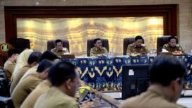 Wali Kota Tangerang Sachrudin saat memimpin Rapat Evaluasi Kewilayahan yang diikuti para Kepala Perangkat Daerah, camat, dan lurah, di Ruang Akhlakul Karimah, Gedung Puspem Kota Tangerang. Foto: ist