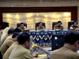 Wali Kota Tangerang Sachrudin saat memimpin Rapat Evaluasi Kewilayahan yang diikuti para Kepala Perangkat Daerah, camat, dan lurah, di Ruang Akhlakul Karimah, Gedung Puspem Kota Tangerang. Foto: ist