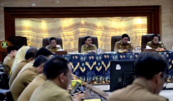 Wali Kota Tangerang Sachrudin saat memimpin Rapat Evaluasi Kewilayahan yang diikuti para Kepala Perangkat Daerah, camat, dan lurah, di Ruang Akhlakul Karimah, Gedung Puspem Kota Tangerang. Foto: ist