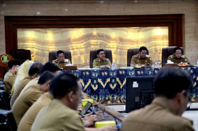 
 Wali Kota Tangerang Sachrudin saat memimpin Rapat Evaluasi Kewilayahan yang diikuti para Kepala Perangkat Daerah, camat, dan lurah, di Ruang Akhlakul Karimah, Gedung Puspem Kota Tangerang. Foto: ist