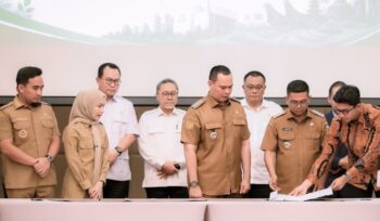 Gubernur Banten Andra Soni Bersama Wali Kota Serang, Budi Rustandi, Bupati Serang Ratu Rachmatuzakiyah dan Wali Kota Cilegon Robinsar tandatangani Kesepakatan Bersama dengan Danantara untuk Percepatan Pembangunan PSEL di Kementerian Koordinator Bidang Pangan, Jakarta. Foto: Awal Rijal