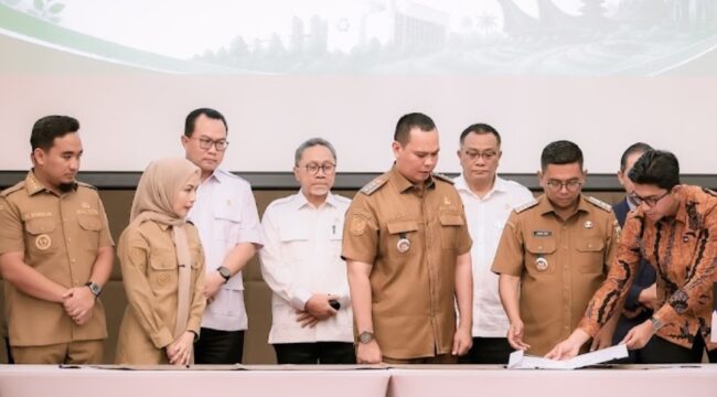 Gubernur Banten Andra Soni Bersama Wali Kota Serang, Budi Rustandi, Bupati Serang Ratu Rachmatuzakiyah dan Wali Kota Cilegon Robinsar tandatangani Kesepakatan Bersama dengan Danantara untuk Percepatan Pembangunan PSEL di Kementerian Koordinator Bidang Pangan, Jakarta. Foto: Awal Rijal