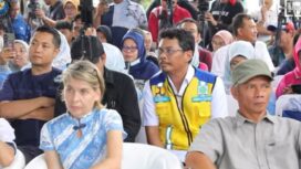 Plt. Kepala Balai Besar Wilayah Sungai (BBWS) Ciliwung Cisadane, Ahmad Victor Samodra saat mendengarkan arahan dari Kemenko Infra Agus Harimurti Yudhoyono. Foto: ist