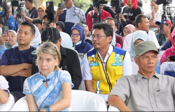
 Plt. Kepala Balai Besar Wilayah Sungai (BBWS) Ciliwung Cisadane, Ahmad Victor Samodra saat mendengarkan arahan dari Kemenko Infra Agus Harimurti Yudhoyono. Foto: ist