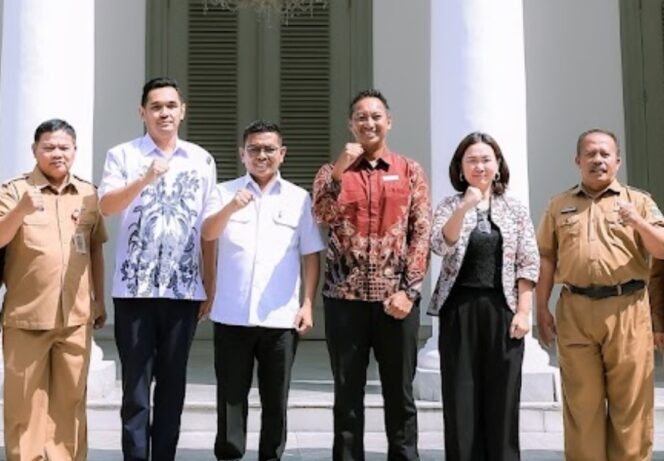 
 Gubernur Banten Andra Soni bersama Kadisdikbud Banten Jamaluddin saat menerima Audiensi Cambridge University Press & Assessment di Gedung Negara Provinsi Banten. Foto: Awal Rijal 