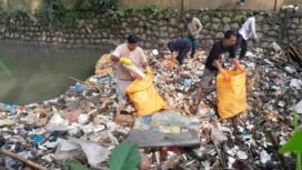 Ketua Banksasuci Foundation, Ade Yunus saat memimpin aksi bersih-bersih kali DAS Cisadane. Foto: Banksasuci 