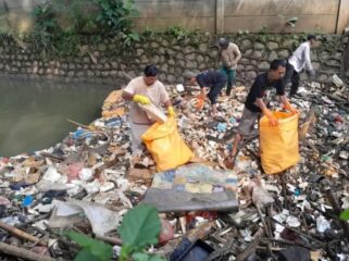 Ketua Banksasuci Foundation, Ade Yunus saat memimpin aksi bersih-bersih kali DAS Cisadane. Foto: Banksasuci 