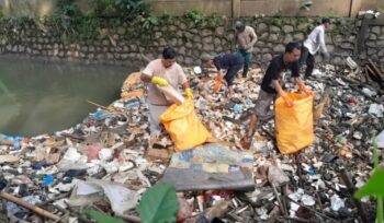 Ketua Banksasuci Foundation, Ade Yunus saat memimpin aksi bersih-bersih kali DAS Cisadane. Foto: Banksasuci 