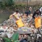 Ketua Banksasuci Foundation, Ade Yunus saat memimpin aksi bersih-bersih kali DAS Cisadane. Foto: Banksasuci 