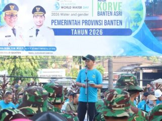 Gubernur Banten Andra Soni saat membuka kegiatan Korve Banten ASRI di Tamansari Kota Serang. Foto: ist