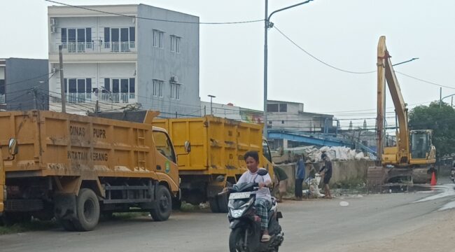 Truk dan Alat Berat Milik DPUPR Kota Tangerang. Foto: TangerangPos 