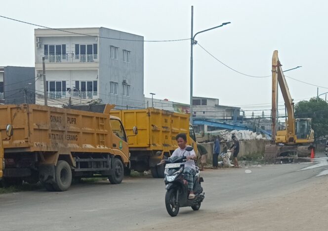 
 Truk dan Alat Berat Milik DPUPR Kota Tangerang. Foto: TangerangPos 