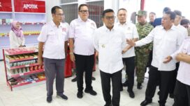 Bupati Tangerang Moch Maesyal Rasyid dampingi Gubernur Banten Andra Soni melihat langsung Koperasi Desa Merah Putih Desa Ciakar Kecamatan Panongan Kabupaten Tangerang. Foto: ist