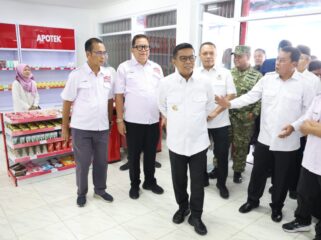 Bupati Tangerang Moch Maesyal Rasyid dampingi Gubernur Banten Andra Soni melihat langsung Koperasi Desa Merah Putih Desa Ciakar Kecamatan Panongan Kabupaten Tangerang. Foto: ist