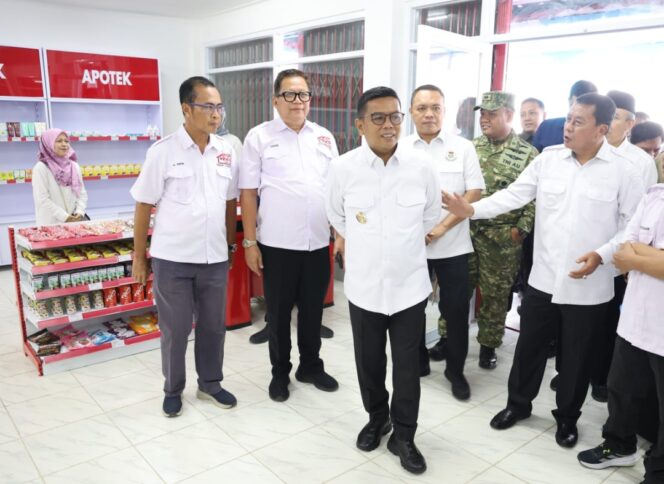 
 Bupati Tangerang Moch Maesyal Rasyid dampingi Gubernur Banten Andra Soni melihat langsung Koperasi Desa Merah Putih Desa Ciakar Kecamatan Panongan Kabupaten Tangerang. Foto: ist