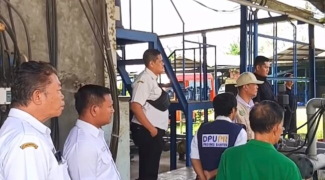 UPTD PPD Samsat Kelapa Dua bersama petugas gabungan melakukan  penutupan Intake dua perusahaan yang tidak tertib dalam membayar pajak air permukaan. Foto: Ist