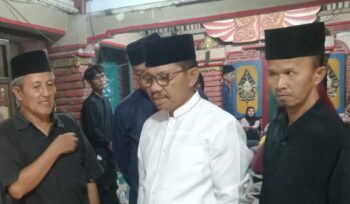 Wali Kota Tangerang Sachrudin nampak hadir bertakziah kerumah duka Tokoh Budayawan Kota Tangerang, R.Mustaya Natadirdja. Foto: TangerangPos 