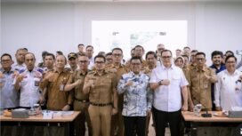 Gubernur Andra Soni bersama peserta Rapat Koordinasi (Rakor) Penanganan Penerangan Jalan Umum (PJU) pada ruas jalan nasional wilayah Provinsi Banten di Kantor Gubernur Banten, eks BBLKI, Kota Tangerang Selatan. Foto: Awal Rijal 