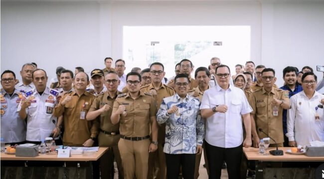 Gubernur Andra Soni bersama peserta Rapat Koordinasi (Rakor) Penanganan Penerangan Jalan Umum (PJU) pada ruas jalan nasional wilayah Provinsi Banten di Kantor Gubernur Banten, eks BBLKI, Kota Tangerang Selatan. Foto: Awal Rijal 