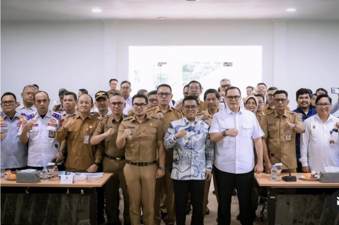 
 Gubernur Andra Soni bersama peserta Rapat Koordinasi (Rakor) Penanganan Penerangan Jalan Umum (PJU) pada ruas jalan nasional wilayah Provinsi Banten di Kantor Gubernur Banten, eks BBLKI, Kota Tangerang Selatan. Foto: Awal Rijal 