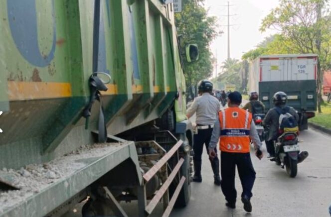 
 Petugas Dishub Kota Tangerang saat menertibkan truk tanah yang parkir di Jl.Ir.Juanda. Foto: ist
