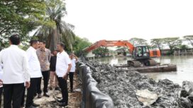 Gubernur Banten Andra Soni Didampingi Sekda Banten Deden Apriandhi Hartawan dan Kepala DPUPR Banten Arlan Marzan saat meninjau pekerjaan normalisasi sebagai upaya peningkatan kapasitas Situ Bulakan Kelurahan Periuk, Kecamatan Periuk, Kota Tangerang. Foto: ist 