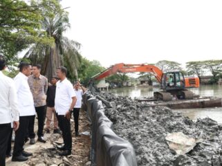 Gubernur Banten Andra Soni Didampingi Sekda Banten Deden Apriandhi Hartawan dan Kepala DPUPR Banten Arlan Marzan saat meninjau pekerjaan normalisasi sebagai upaya peningkatan kapasitas Situ Bulakan Kelurahan Periuk, Kecamatan Periuk, Kota Tangerang. Foto: ist 