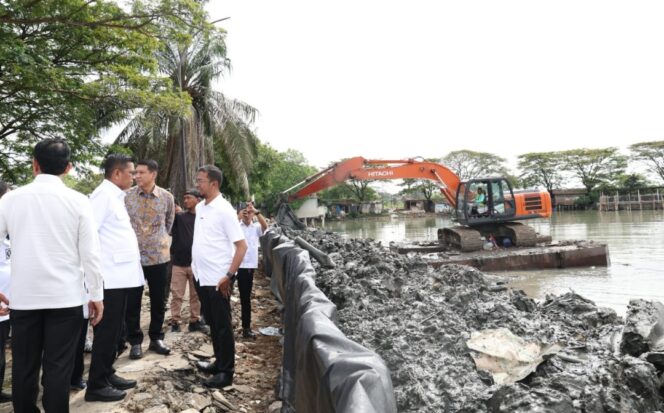 
 Gubernur Banten Andra Soni Didampingi Sekda Banten Deden Apriandhi Hartawan dan Kepala DPUPR Banten Arlan Marzan saat meninjau pekerjaan normalisasi sebagai upaya peningkatan kapasitas Situ Bulakan Kelurahan Periuk, Kecamatan Periuk, Kota Tangerang. Foto: ist 