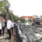 Gubernur Banten Andra Soni Didampingi Sekda Banten Deden Apriandhi Hartawan dan Kepala DPUPR Banten Arlan Marzan saat meninjau pekerjaan normalisasi sebagai upaya peningkatan kapasitas Situ Bulakan Kelurahan Periuk, Kecamatan Periuk, Kota Tangerang. Foto: ist 