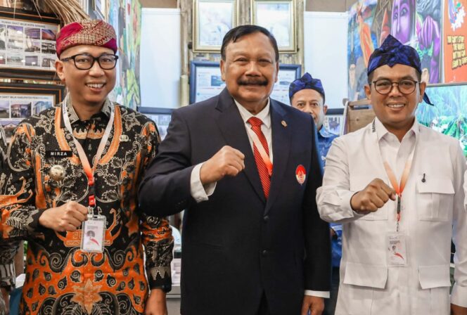 
 Ketua Umum Komite Olahraga Nasional Indonesia (KONI) Pusat, Letjen TNI (Purn) Marciano Norman bersama Gubernur Banten Andra Soni dan Gubernur Lampung Rahmat Mirzani Djausal. Foto: ist