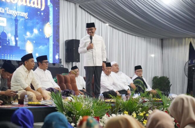 
 Wali Kota Tangerang Sachrudin saat menghadiri pengajian rutin bulanan di kediaman Wakil Wali Kota Tangsel Maryono. Foto: Ist 