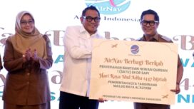 Direktur Umum AirNav Indonesia, Capt. Avirianto Suratno saat menyerahkan bantuan hewan qurban secara simbolis kepada Wakil Wali Kota Tangerang Maryono Hasan. Foto: ist