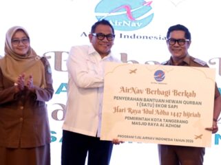 Direktur Umum AirNav Indonesia, Capt. Avirianto Suratno saat menyerahkan bantuan hewan qurban secara simbolis kepada Wakil Wali Kota Tangerang Maryono Hasan. Foto: ist