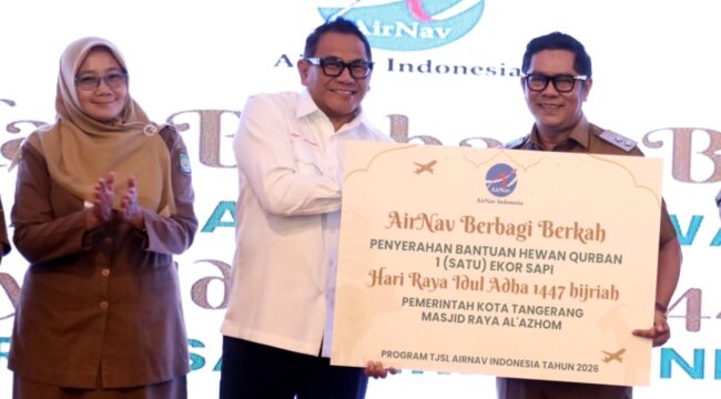 Direktur Umum AirNav Indonesia, Capt. Avirianto Suratno saat menyerahkan bantuan hewan qurban secara simbolis kepada Wakil Wali Kota Tangerang Maryono Hasan. Foto: ist