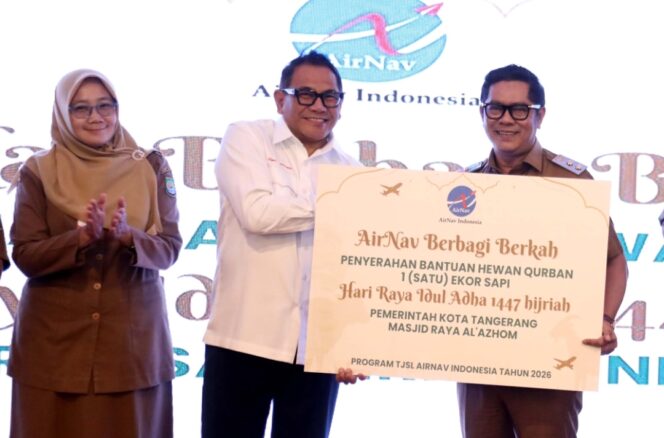 
 Direktur Umum AirNav Indonesia, Capt. Avirianto Suratno saat menyerahkan bantuan hewan qurban secara simbolis kepada Wakil Wali Kota Tangerang Maryono Hasan. Foto: ist