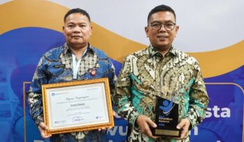 Gubernur Banten Andra Soni didampingi Kepala Dinas Pendidikan Provinsi Banten Jamaluddin menerima penghargaan dari Menteri Pendidikan Dasar dan Menengah (Mendikdasmen) pada malam tasyakuran Hardiknas 2026. Foto: ist