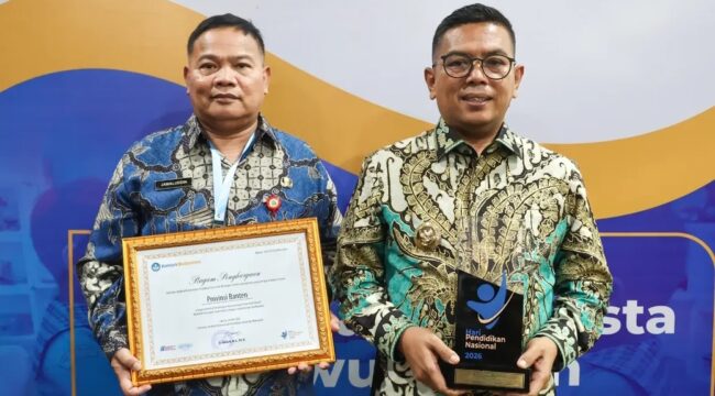 Gubernur Banten Andra Soni didampingi Kepala Dinas Pendidikan Provinsi Banten Jamaluddin menerima penghargaan dari Menteri Pendidikan Dasar dan Menengah (Mendikdasmen) pada malam tasyakuran Hardiknas 2026. Foto: ist